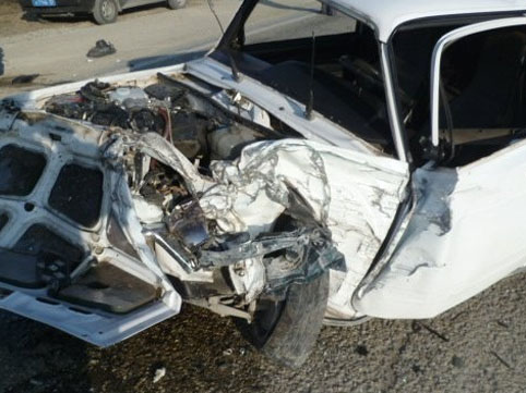 Avtomobil atı vuraraq öldürüb, 2 nəfər ağır xəsarət alıb