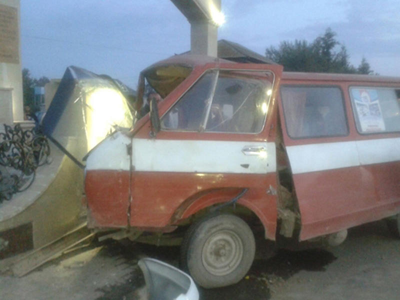 Məktəbliləri daşıyan mikroavtobus qəzaya düşdü, yaralılar var