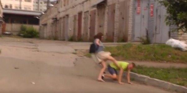 Gənc qız xəyanət edən sevgilisini küçə ortasında döydü