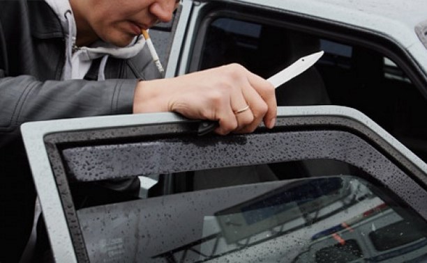 Bakıda avtomobilin qarşısını kəsib pul tələb etdilər