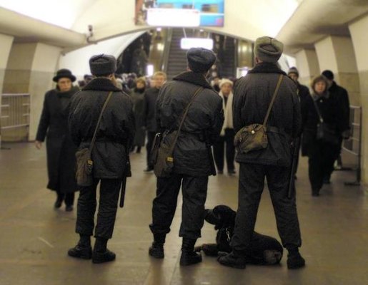 Moskva metrosunda polislər sərnişini çılpaq soyundurdular