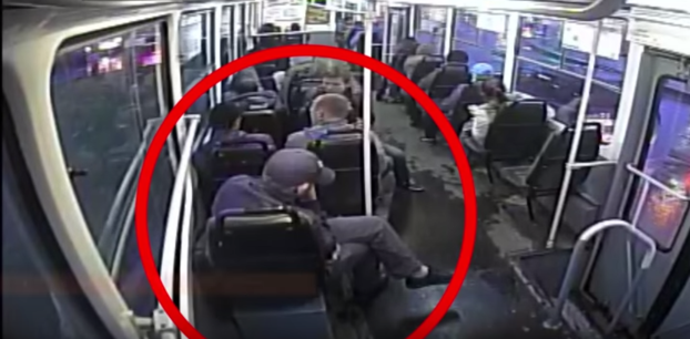 İdmançı tramvayda üç nəfəri döydü