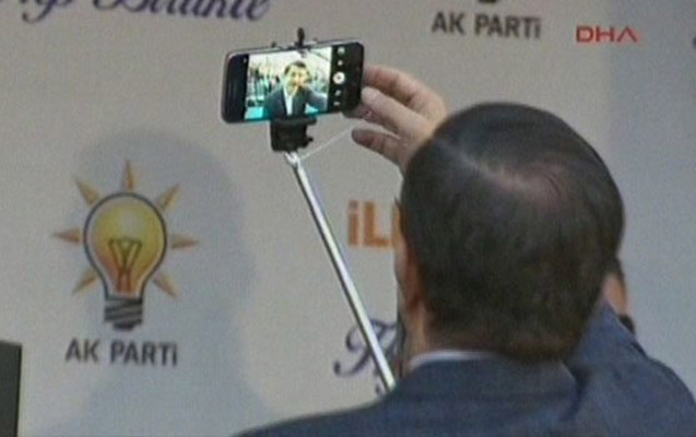 Davudoğlu mitinqdə selfie çəkdi