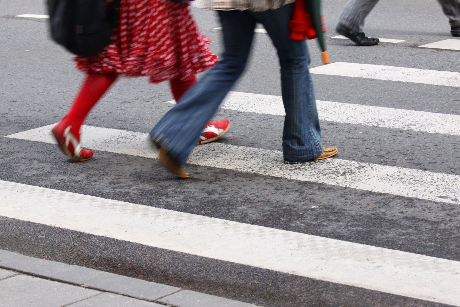 Yolu keçmək istədi - hər dəfə özündən getdi