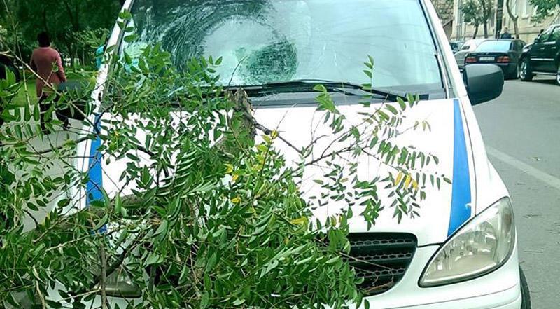 Bakıda təcili yardım maşını çətin duruma düşdü