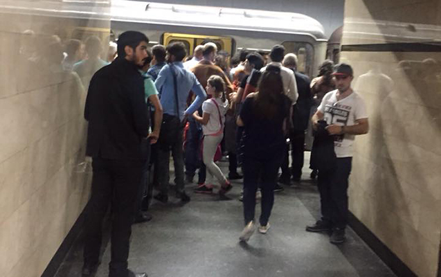 Bakı metrosunda qatar dayandı