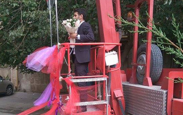 Bakıda kranla evlilik təklifi