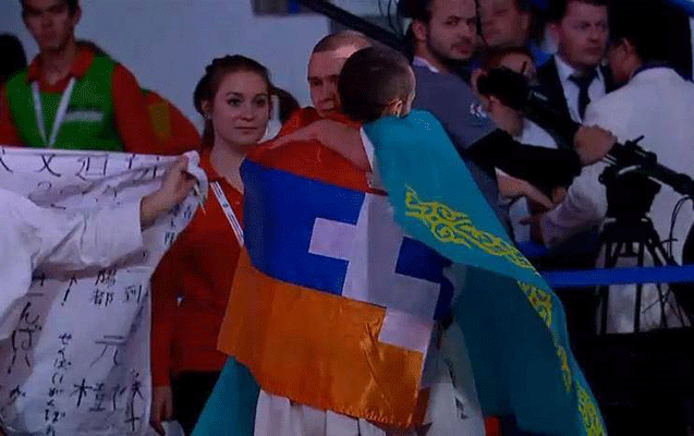 Erməni idmançı Dağlıq Qarabağ bayrağı ilə kürsüyə çıxdı