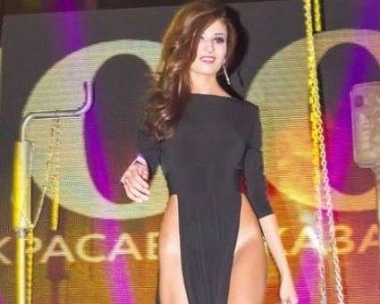 Podiuma alt paltarı geyinmədən çıxdı