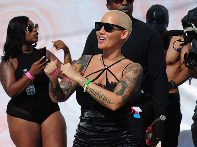 Məşğur müğənni fahişələrin yürüşünə qatıldı