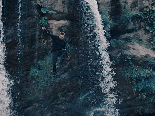 Məşhur müğənni 15 metr yüksəklikdən tullandı