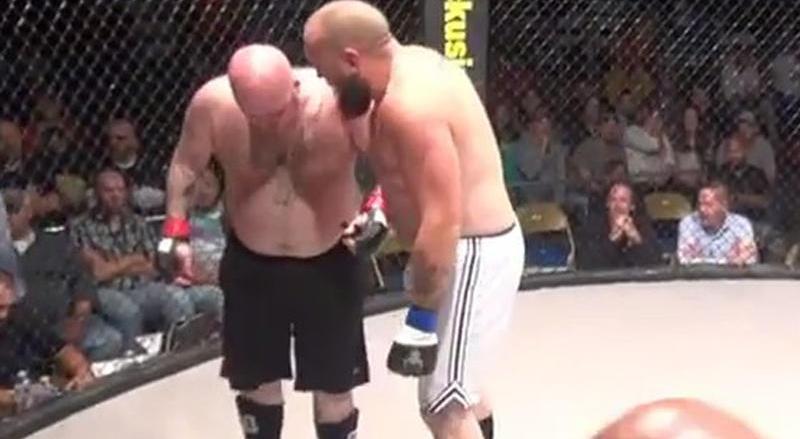 Şok kadrlar: döyüşçü rinqdə tumanını batırdı