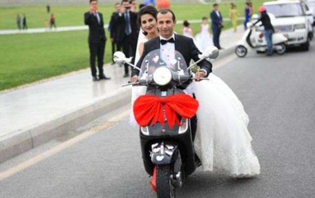 Bəylə gəlin restorana motosikletlə getdi -Bakıda