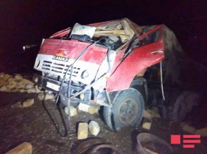 Ağdaşda yük avtomobili aşıb,