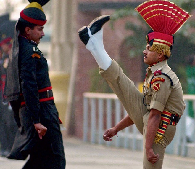Dünyanın ən gülməli hərbi formaları