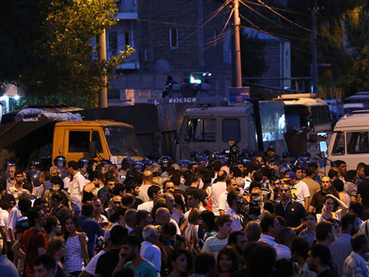 İrəvanda jurnalistlər döyüldülər