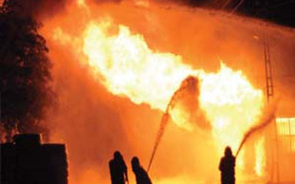 Üçotaqlı ev əşyaları ilə birgə tamamilə yandı