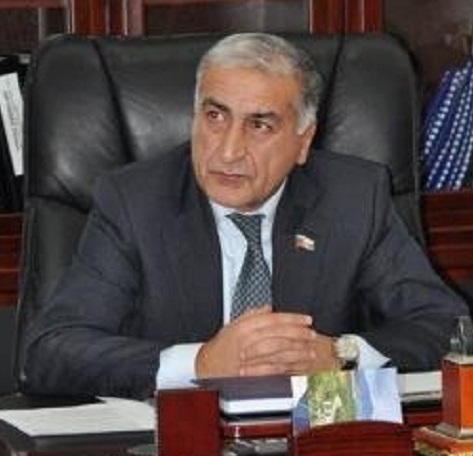 Seçicisinin özünü döydürüb, anasını söydürən deputat