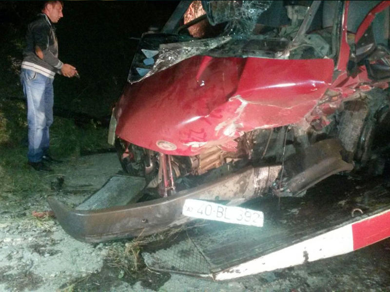 Toydan qayıdanlar qəzaya düşdülər: 4 yaralı