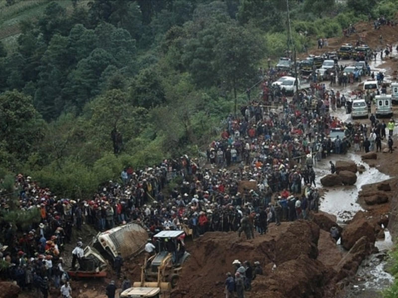 Torpaq sürüşdü, 600 nəfər itkin düşdü