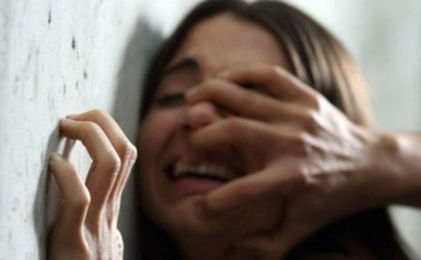 Coğrafiya müəllimi şagirdini zorladı