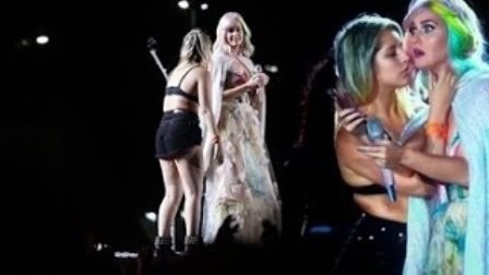 Ketti Perriyə səhnədə təcavüz -