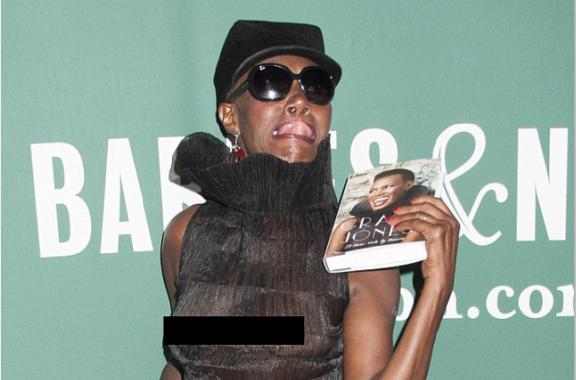 67 yaşlı müğənni sinəsini göstərdi