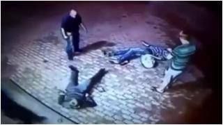 İki sərxoş gənc küçədə yaşlı şəxsi döymək istədi - Ancaq bir zərbəylə yerə sərildilər