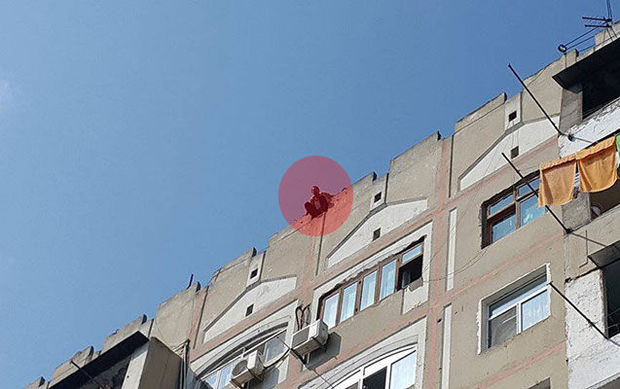 Bakıda kişi özünü binadan atmaq istədi