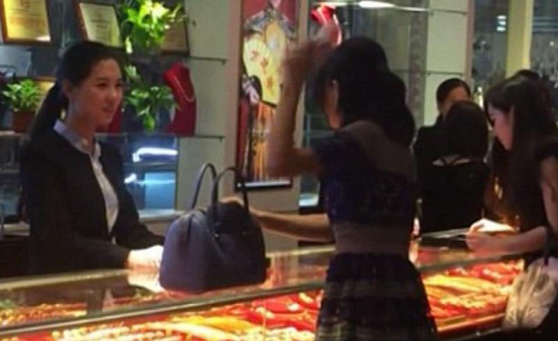 Ticarət mərkəzində biabırçılıq: pulu satıcının üzünə çırpdı