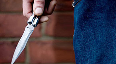 Böyük qardaşını sinəsindən bıçaqladı