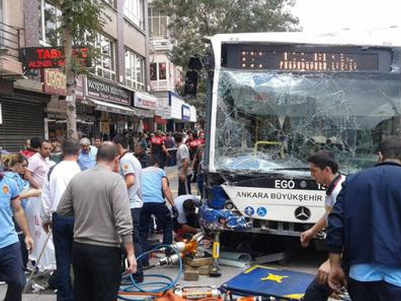 Avtobus dayanacağa girdi: 10 nəfər öldü