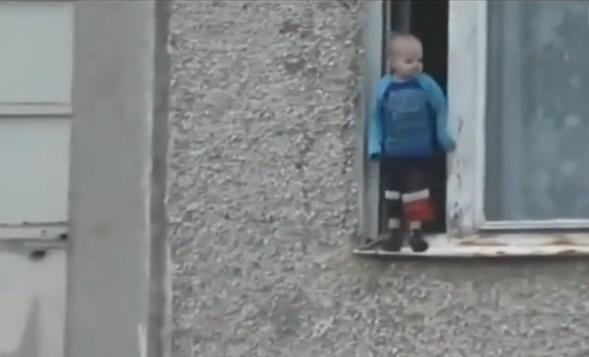 4 yaşlı uşaq 7-ci mərtəbədən tullanmaq istədi