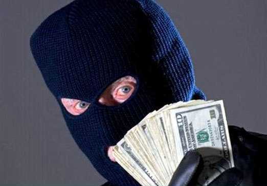 Bakıda gənc oğlan xalasını, başqa bir oğru isə onun özünü soydu