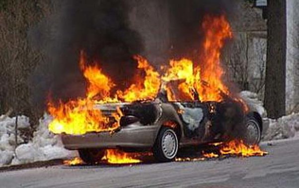 Maşın yandı