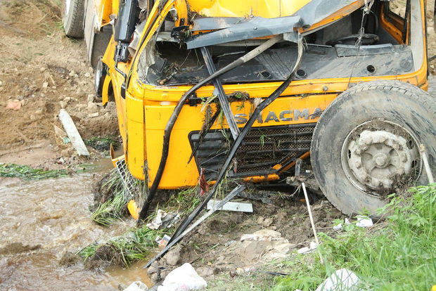 Bakı-Quba yolunda iki yük maşını toqquşdu: sürücülər öldü