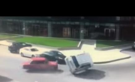 Bakıda «011» «Land Cruiser»i bir zərbəyə aşırdı