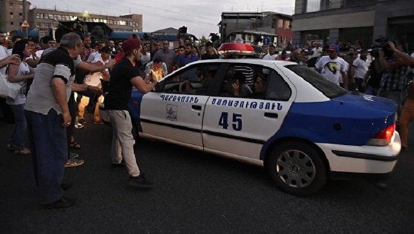 İrəvanda etiraz aksiyaları davam edir