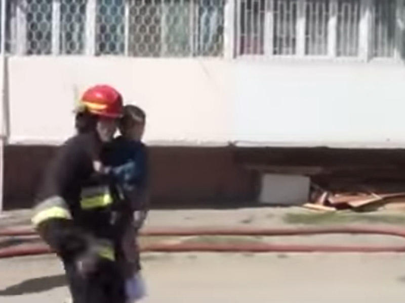 Azyaşlı uşağın yanğından xilas edilmə anı