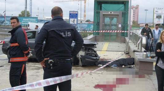 İstanbulda avtomobil metro stansiyasına girdi: 1 ölü, 3 yaralı