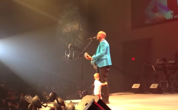 17 aylıq körpənin səhnə şousu