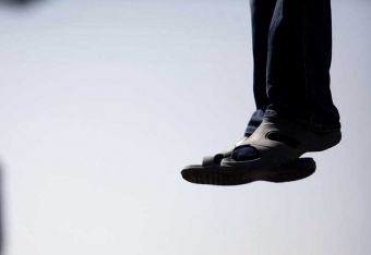 Azərbaycanda yaşlı kişi intihar etdi