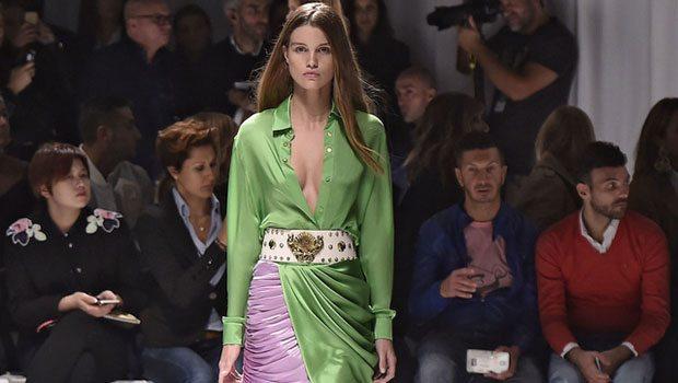 Podiumda yaxası açıldı