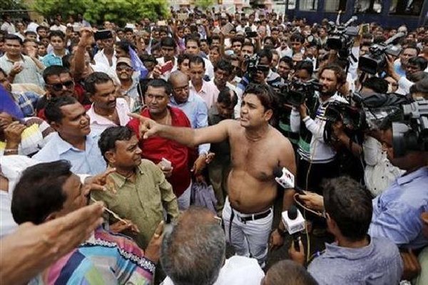 Ölü inək Hindistanda kütləvi etiraz aksiyalarına səbəb oldu