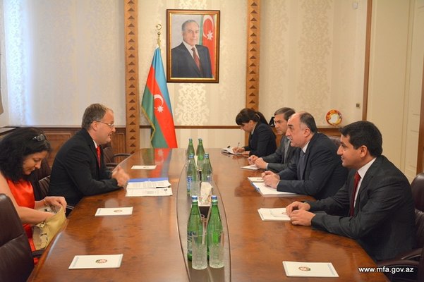 Məmmədyarov Moldova səfiri ilə görüşdü