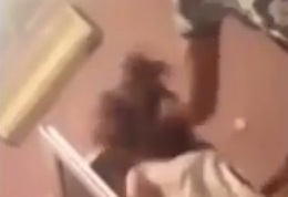 Gənc oğlan ofisiant qızı belə vurdu