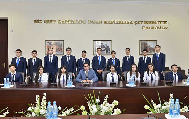 Rektor Prezident təqaüdçüləri ilə görüşüb