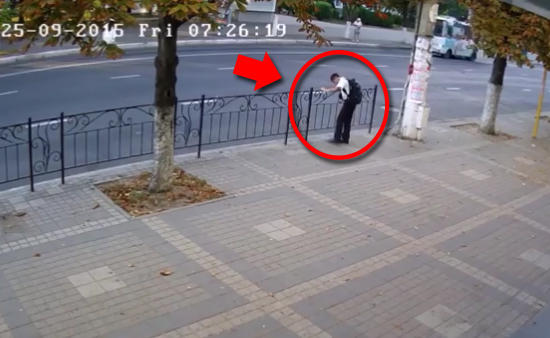 Məktəbli avtobus gözləyirdi, lakin sonradan baş verənlər hamını şoka saldı