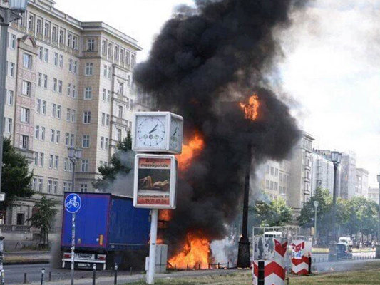 Berlində GÜCLÜ PARTLAYIŞ