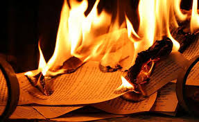 Bakıda deputatlığa namizədin nümayəndəsi imza vərəqələrini yandırdı